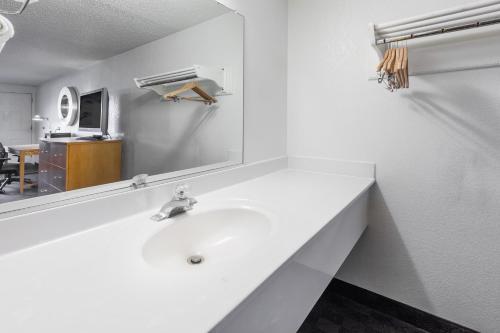 弗林特Knights Inn Flint的白色的浴室设有水槽和镜子