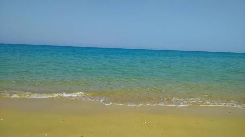 艾因苏赫纳Palmera El Sokhna Chalets Families Only的海滩上可欣赏到海景