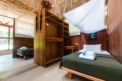 马尔多纳多港Amazon Field Station byInkaterra的卧室配有一张床