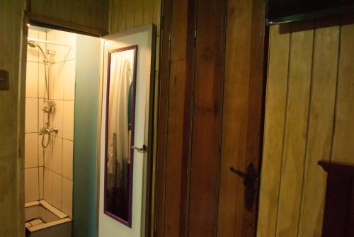 塔尔卡1760旅馆的一间带木门的浴室和一间带淋浴的浴室