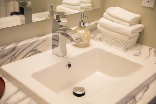 怀特霍斯Midnight Sun Inn的浴室设有白色水槽和毛巾
