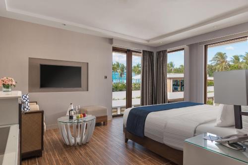长滩岛水晶沙海滩度假酒店的酒店客房设有一张床和一个阳台。