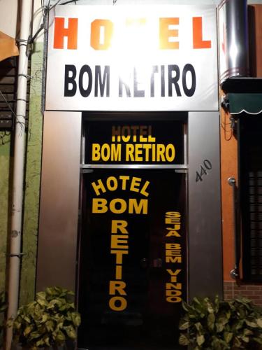 圣保罗Hotel bom retiro的一家旅馆的一个标志