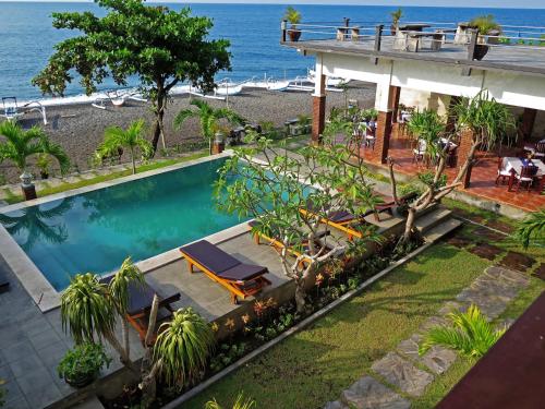 艾湄湾Alam Bali Beach Resort的享有带游泳池的度假村的空中景致