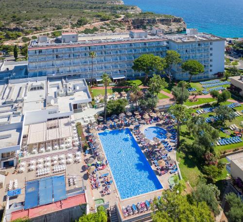 卡拉斯马略卡AluaSun Cala Antena - All Inclusive的享有酒店和游泳池的空中景致