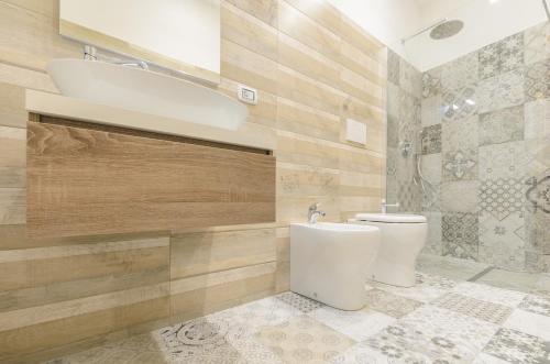 陶尔米纳Dreaming Taormina Apartment的一间带卫生间和水槽的浴室