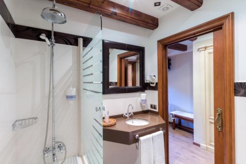 弗洛德内乌酒店的一间浴室
