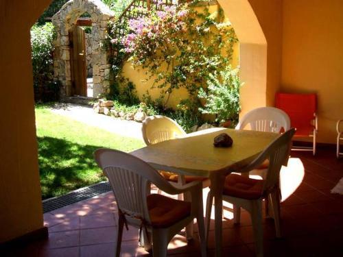 罗通多港Rotondo Residence - Simar Vacanze的带花园的客房内的桌椅