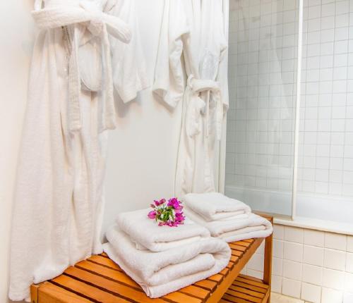 埃斯卡斯特利Hotel Rural Sant Joan de Binissaida的浴室木凳上的一大堆毛巾