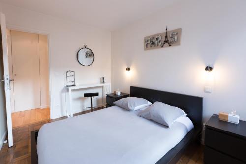 圣日耳曼昂莱Apart By Jo - Proc 2F的卧室配有一张带两个枕头的大白色床