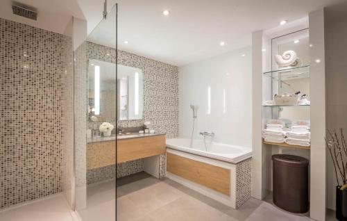 都柏林克莱顿酒店都柏林，伯灵顿路的带浴缸、水槽和淋浴的浴室