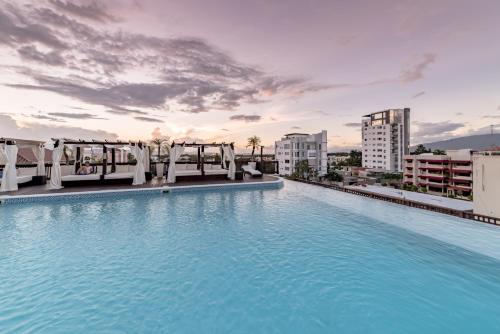 圣地亚哥洛斯卡巴霍德帕大提督酒店的一座位于城市的大型游泳池,