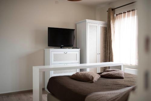 布鲁日B&B A Dream City spa & Massages的客房设有一张带桌子的床和一台电视