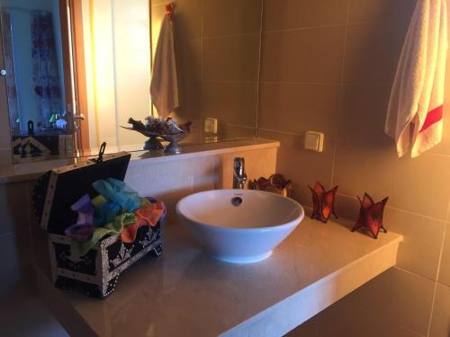 布兹尼盖Ocean View BGB Resort的一间带碗水槽和镜子的浴室