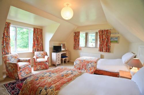 NetherburyOxbridge Farm的酒店客房,配有两张床和椅子