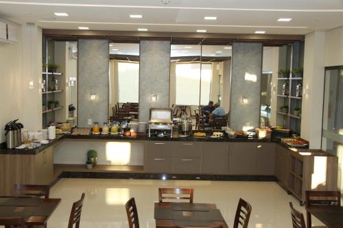 Nova AndradinaHotel B&S的大楼内带桌椅的用餐室