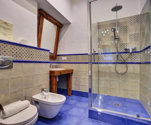 布留霍维奇施帕斯特酒店的带淋浴、卫生间和盥洗盆的浴室
