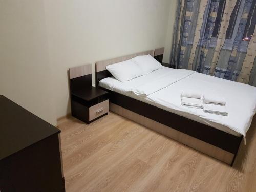 晓尔科沃Щёлковские квартиры - Богородский 2的一间卧室配有一张床,并备有2个拖鞋