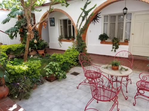 塔里哈Linda Casa Acogedora的庭院配有桌椅和植物