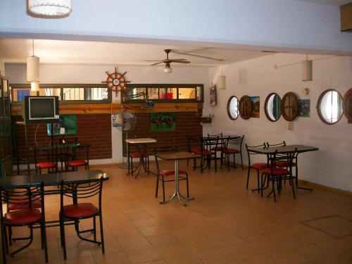 米娜克拉韦罗Hosteria Columbia的一间在房间内配有桌椅的餐厅