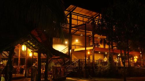 达瓦拉维阿瑟基拉河营地酒店 - 乌达瓦罗的夜间餐厅,建筑灯火通明