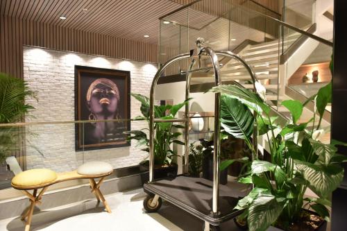 斯科普里Hotel Panoramika Design & Spa的浴室种植了植物,墙上设有淋浴和猴子