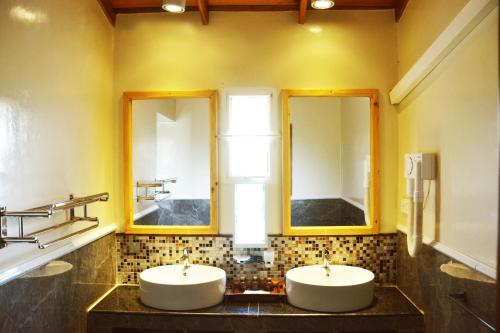 帕西库达Cocoville的浴室设有2个水槽和2个镜子