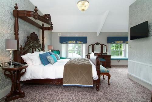 莱特肯尼洛克山度假屋的一间大卧室,配有一张大床和一台电视