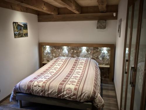 穆巴赫索蒙斯特Gîte Bodenmatt的一间卧室配有一张床铺,床上有毯子