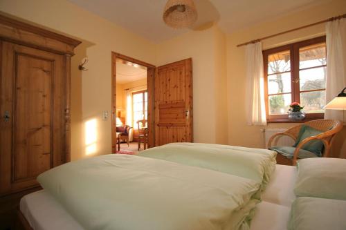 阿伦斯霍普兰德苏西温德度假屋的卧室配有床、椅子和窗户。