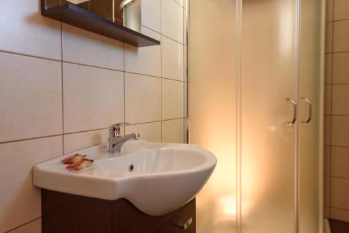 科基诺斯皮格斯Elpidis Villa的浴室配有白色水槽和淋浴。