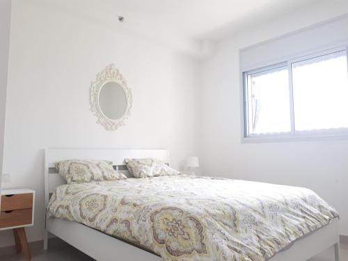 阿什杜德Shave Tsion Apartment in the center Ashdod的白色的卧室设有床和窗户