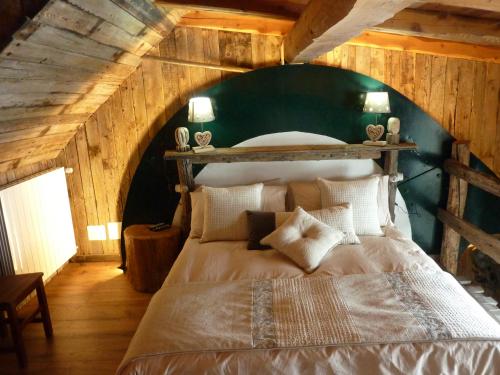 塞斯特雷塔纳德拉尔普酒店的一间卧室设有一张大床和绿色的墙壁