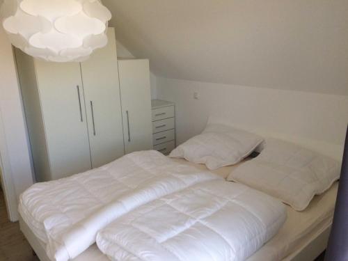 卡尔斯哈根DHH Claire_SAWO的卧室配有2张白色的床和白色橱柜