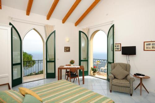 拉维罗多尔斯维塔拉维罗酒店的卧室配有一张床和一张桌子及椅子