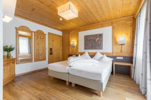 施图拜河谷新施蒂夫特伯格施道酒店的一间卧室设有一张床和木制天花板