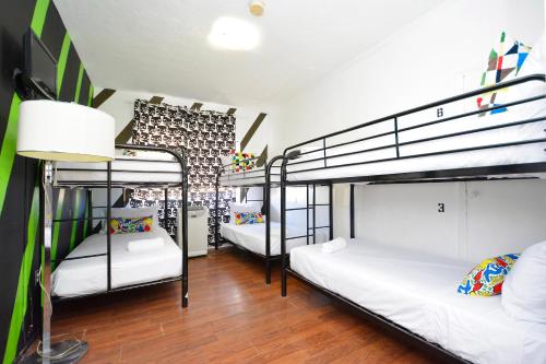 迈阿密海滩South Beach Rooms and Hostel的一间房间,设有三张双层床
