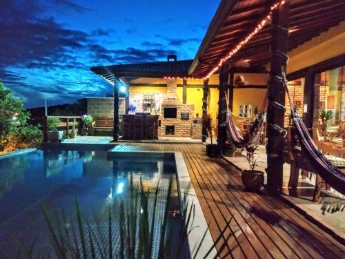 布希奥斯Reduto do Alto的一座晚上设有游泳池的房子