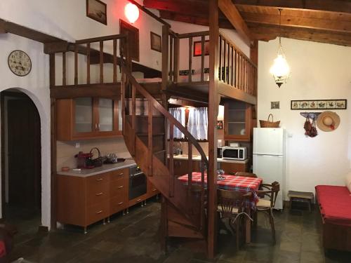 阿卡尼斯Villa Kazantzakis的一间厨房,内设木制螺旋楼梯