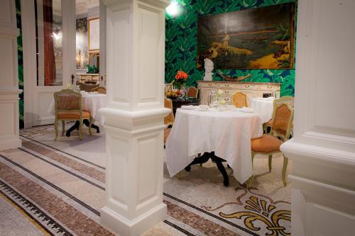 安特卫普Cabosse, Suites & Spa的一间配备有白色桌椅的用餐室