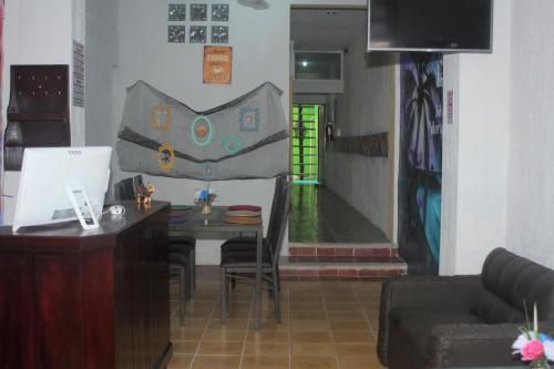 普罗格雷索Hostel Áabilo'ob的一间带桌椅的客厅和走廊