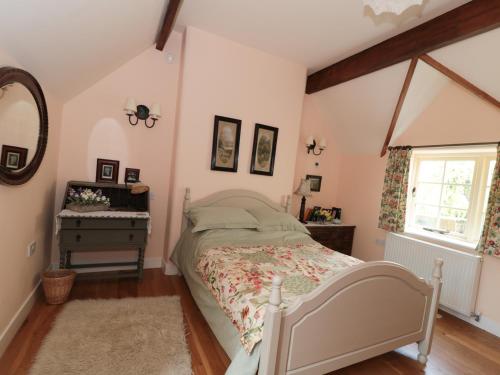 SwanwickJust A Cottage, Newlands Farm的一间卧室配有一张床、一个梳妆台和一扇窗户。