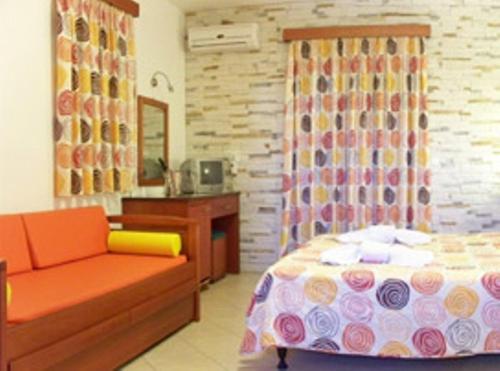布拉卡布拉卡2号酒店的一间卧室配有一张床、一把椅子和一张书桌