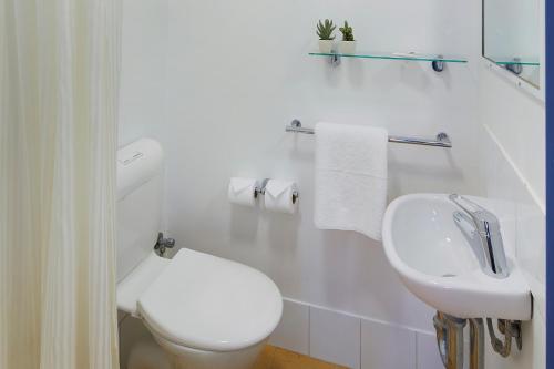 珀斯珀斯机场宜必思经济酒店的白色的浴室设有卫生间和水槽。