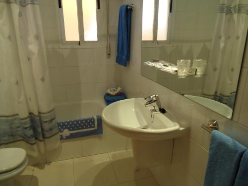 圣地亚哥德拉里贝拉滨海庄园酒店的浴室配有盥洗盆、卫生间和浴缸。