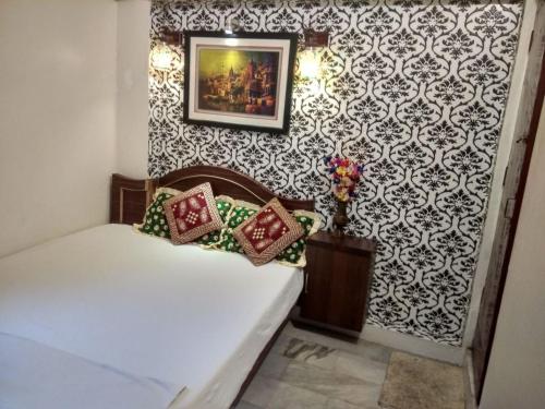 瓦拉纳西锡瓦宾馆的一间卧室设有一张床和黑白墙
