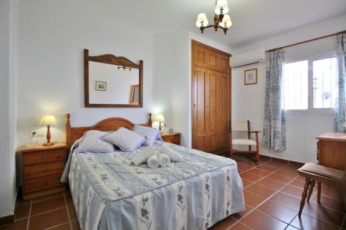 内尔哈Villa Cornocalejo SpainSunRentals 1003的一间卧室配有带毛巾的床