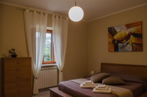 萨莱诺Villa Oreste的一间卧室设有一张床和一个窗口