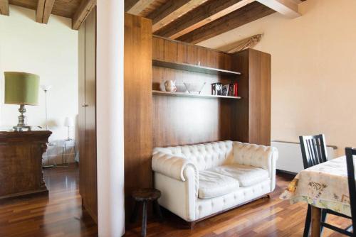 威尼斯伊尔茉莉诺公寓的客厅配有白色的沙发和桌子