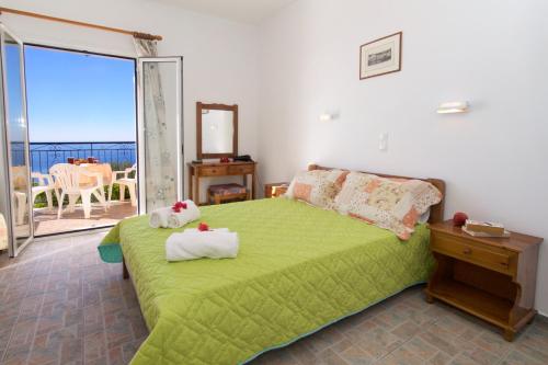 弗拉哈塔夏梦酒店的一间带绿色床的卧室和一个阳台